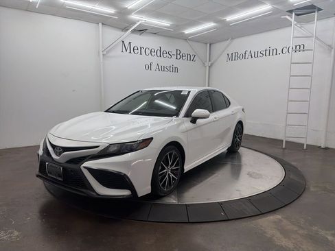 Used 2022 Toyota Camry SE FWD image 3