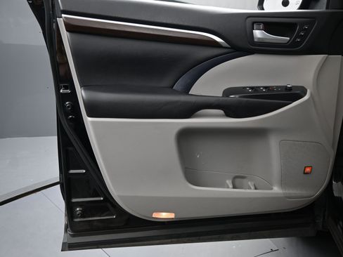 Used 2016 Toyota Highlander Limited image 16