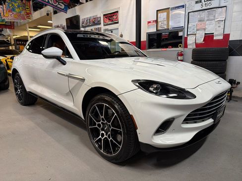 Used 2021 Aston Martin DBX AWD/4WD image 3