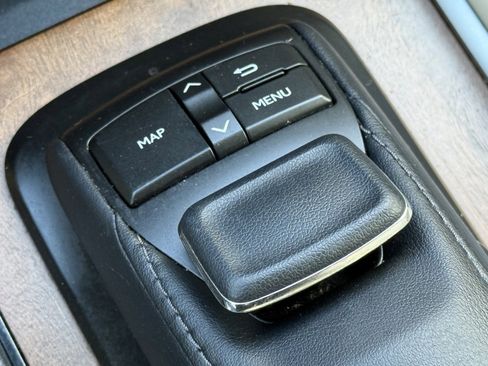 Used 2020 Lexus LX 570 4WD w/ Luxury Package image 31