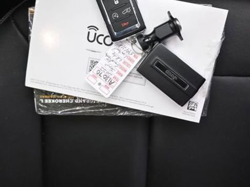 Used 2022 Jeep Grand Cherokee Limited AWD/4WD image 12