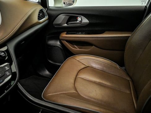 Used 2021 Chrysler Pacifica Limited w/ Uconnect Theater Family Group image 26