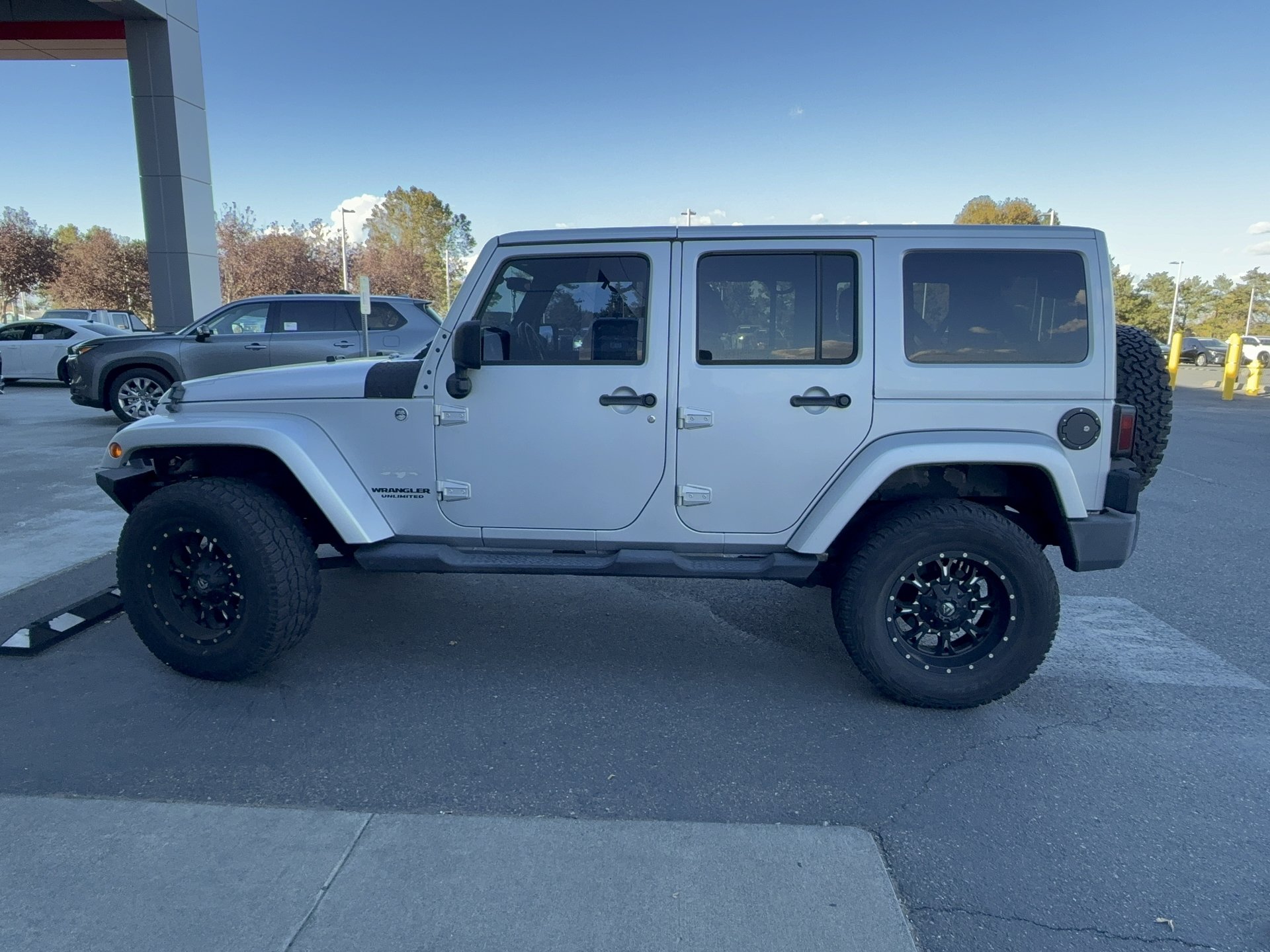 Used 2012 Jeep Wrangler Unlimited Sahara w/ Connectivity Group AWD/4WD image 5