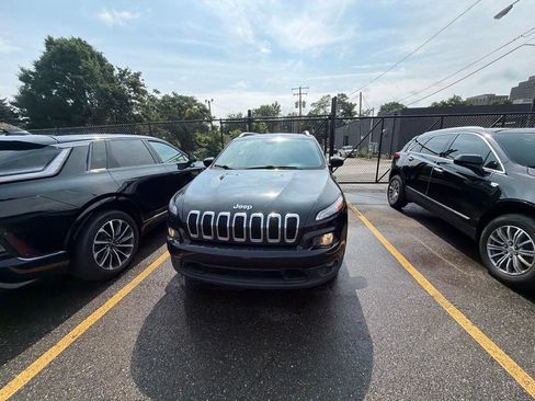 Used 2015 Jeep Cherokee Latitude w/ Comfort/Convenience Group AWD/4WD image 2