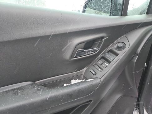 Used 2022 Chevrolet Trax LT w/ LT Convenience Package image 10