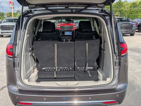 Used 2023 Chrysler Pacifica Touring-L FWD image 25