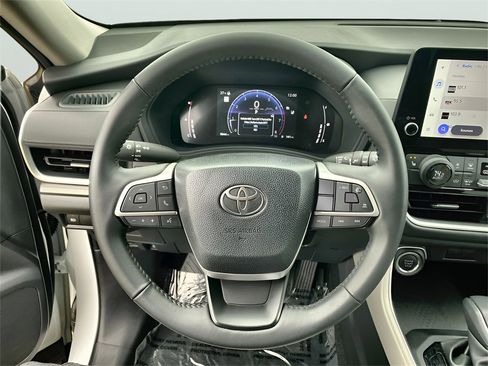 Used 2025 Toyota Grand Highlander AWD image 11