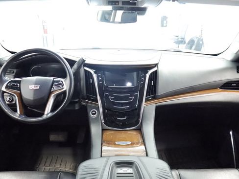 Used 2018 Cadillac Escalade Luxury AWD/4WD image 20
