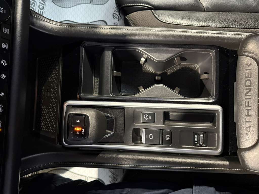 Used 2025 Nissan Pathfinder SL FWD image 18