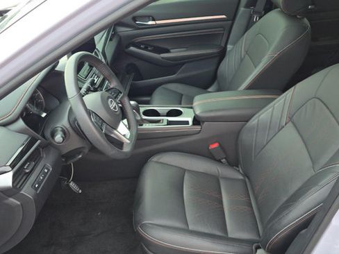 Used 2023 Nissan Altima 2.5 SR w/ SR Premium Package FWD image 3