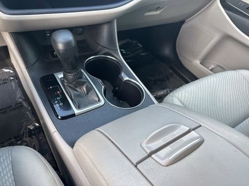 Used 2019 Toyota Highlander LE image 23