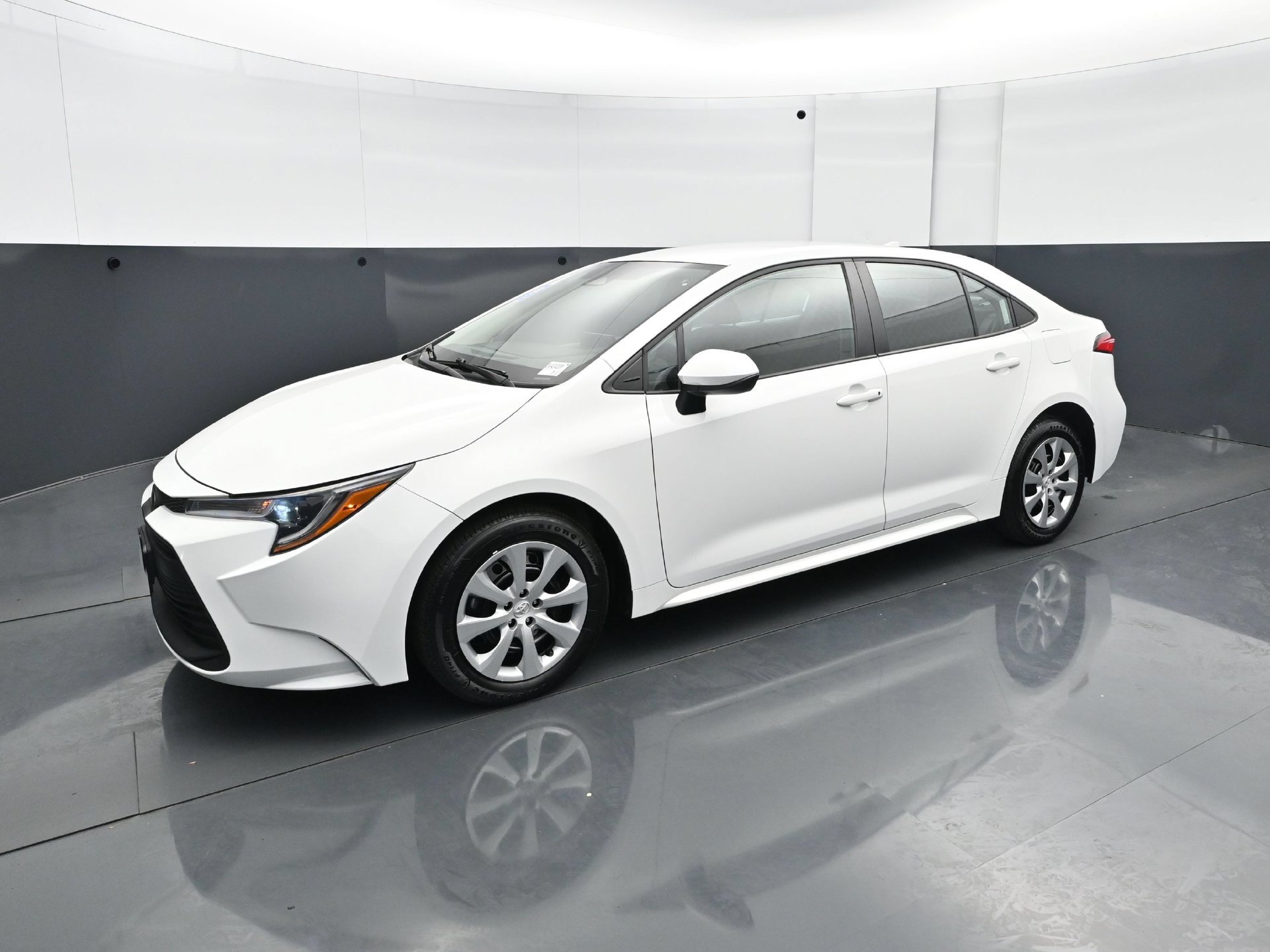 Used 2024 Toyota Corolla LE FWD image 2