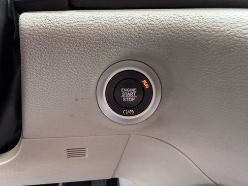 Used 2023 Chrysler Pacifica Limited FWD image 19