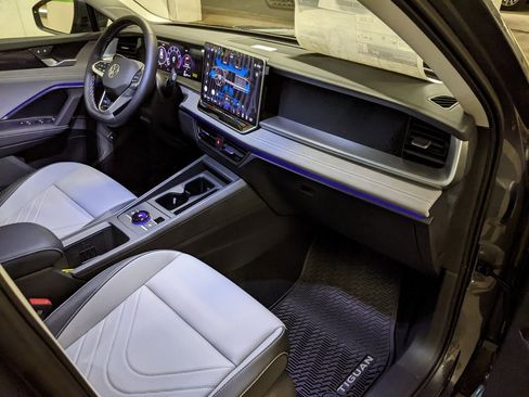 New 2025 Volkswagen Tiguan SE image 21