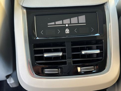 Used 2023 Volvo XC60 B5 Ultimate image 13