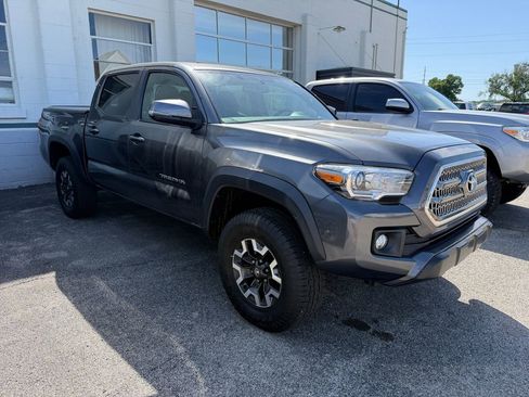 Used 2017 Toyota Tacoma TRD Off-Road w/ Premium & Technology Package image 7