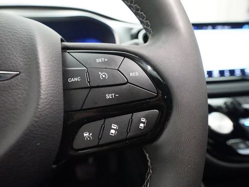 Used 2025 Chrysler Pacifica Limited FWD image 19