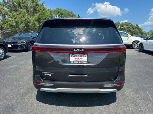 Used 2023 Kia Carnival LX FWD image 5