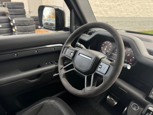 Used 2023 Land Rover Defender 110 image 35