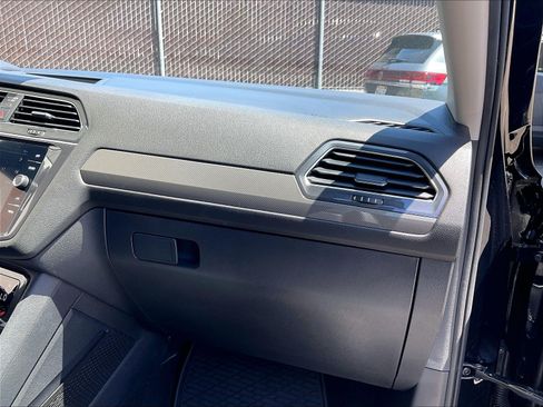 Certified 2023 Volkswagen Tiguan SE FWD image 16