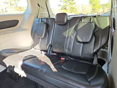 Used 2024 Chrysler Pacifica Touring-L FWD image 20