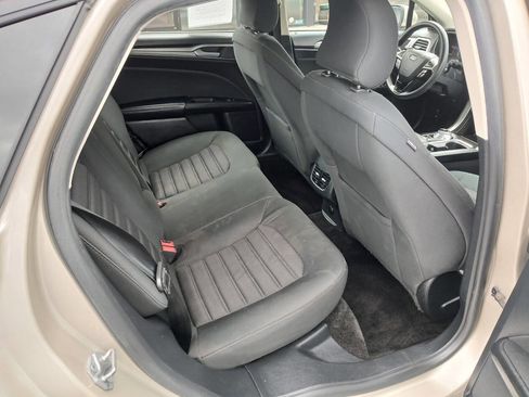 Used 2018 Ford Fusion SE w/ Fusion SE Technology Package image 11