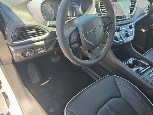 Used 2025 Chrysler Pacifica Limited FWD image 16