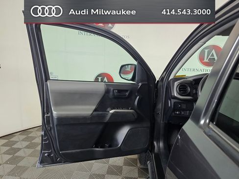 Used 2020 Toyota Tacoma SR5 AWD/4WD image 12