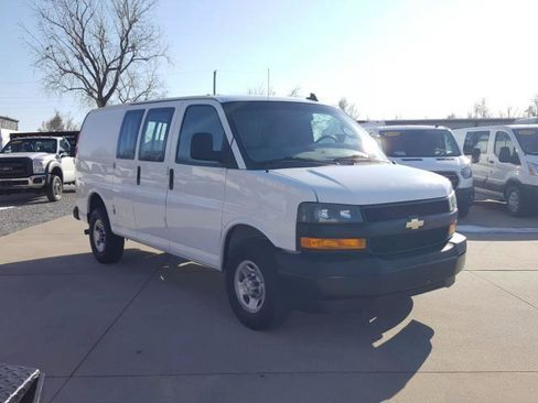 Used 2022 Chevrolet Express 2500 w/ Driver Convenience Package RWD image 5