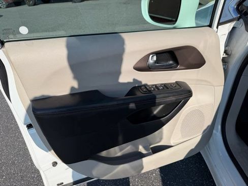 Used 2019 Chrysler Pacifica Touring-L FWD image 10