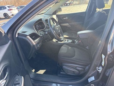 Used 2017 Jeep Cherokee Latitude w/ Cold Weather Group AWD/4WD image 11