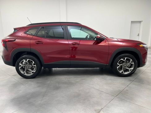 Used 2025 Chevrolet Trax LT w/ LT Convenience Package FWD image 10