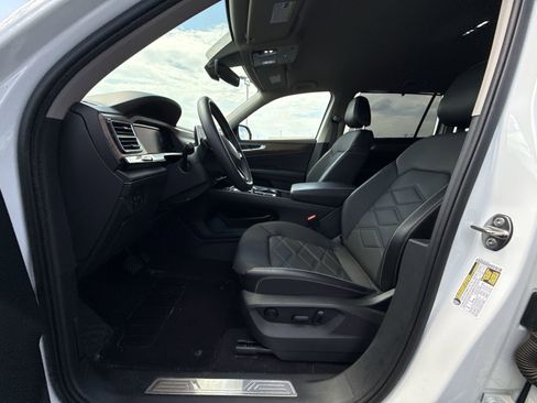 Used 2024 Volkswagen Atlas SE w/ Black Wheel Package AWD/4WD image 12