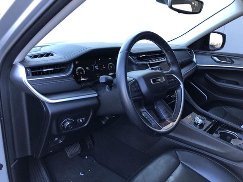 Certified 2022 Jeep Grand Cherokee Limited w/ Trailer Tow Prep Group (B) image 11