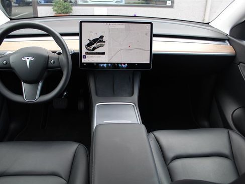 Used 2021 Tesla Model Y Long Range AWD/4WD image 27