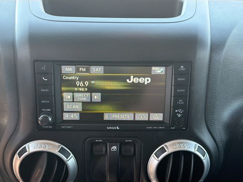 Used 2016 Jeep Wrangler Rubicon w/ Power Convenience Group AWD/4WD image 19