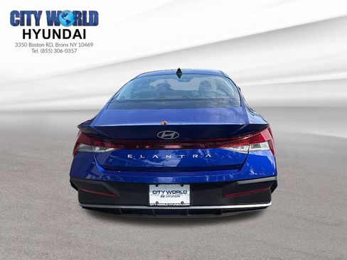 Used 2025 Hyundai Elantra SE FWD image 4