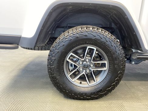 Certified 2025 Jeep Gladiator Mojave image 35