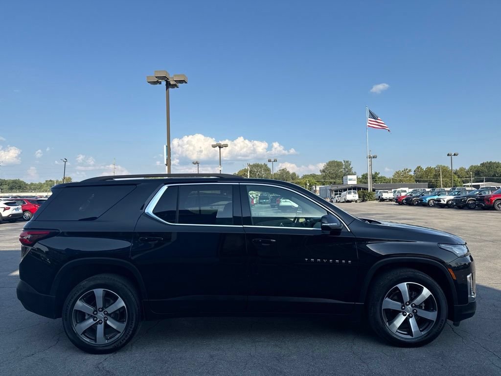 Used 2023 Chevrolet Traverse LT w/ LT Premium Package AWD/4WD image 2