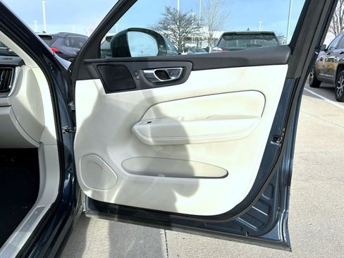 Used 2023 Volvo XC60 B5 Plus image 15