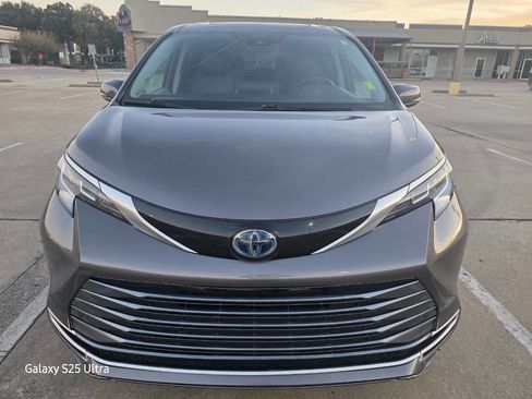 Used 2021 Toyota Sienna Limited image 3