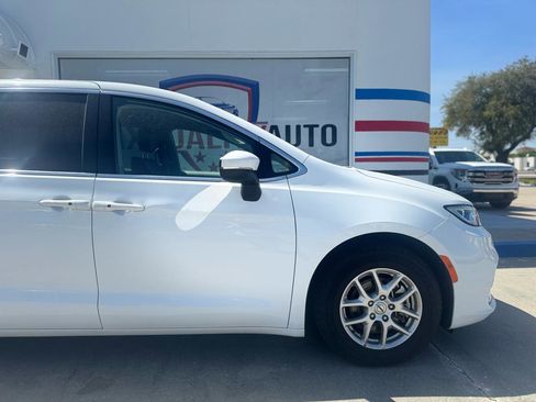 Used 2023 Chrysler Pacifica Touring-L image 22