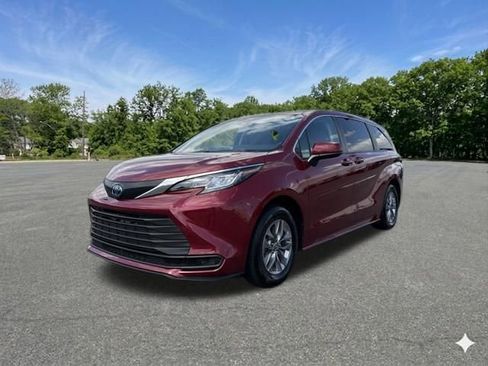 Used 2023 Toyota Sienna LE AWD/4WD image 4