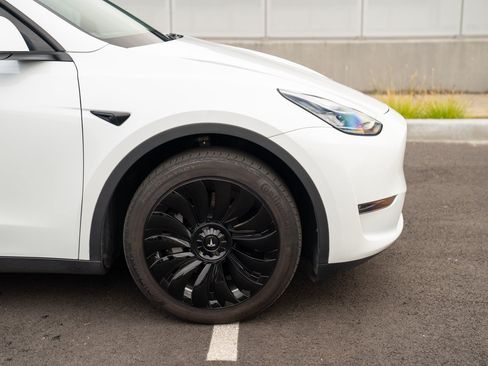 Used 2023 Tesla Model Y Long Range AWD/4WD image 9