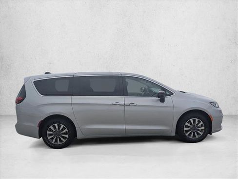 Used 2024 Chrysler Pacifica Limited FWD image 4