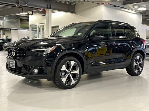 Certified 2023 Volvo XC40 B5 Plus w/ Climate Package AWD/4WD image 5