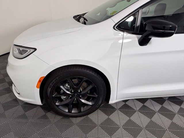 Used 2025 Chrysler Pacifica Limited FWD image 12