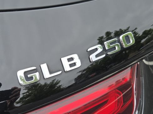 Used 2022 Mercedes-Benz GLB 250 4MATIC image 18