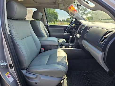Used 2019 Toyota Sequoia SR5 AWD/4WD image 10