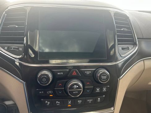 Used 2019 Jeep Grand Cherokee Overland AWD/4WD image 15